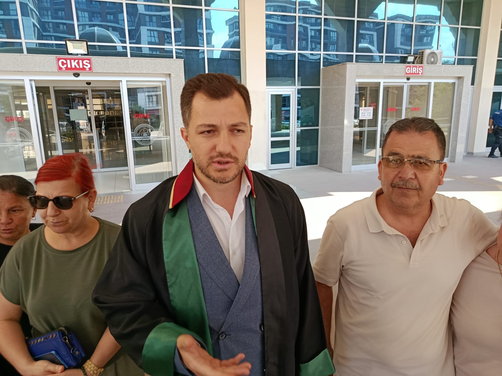 Eşini ve 9 yaşındaki oğlunu katleden cani kocaya verilen 2 kez ağırlaştırılmış müebbet hapis kararının ardından konuşan acılı baba Ahmet Örs, acılarının dinmediğini ancak adaletin yerini bulmasıyla bugün kendilerinin bayramı olduğunu ifade etti.